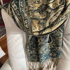 Lovely tapestry-look Woven Pashmina